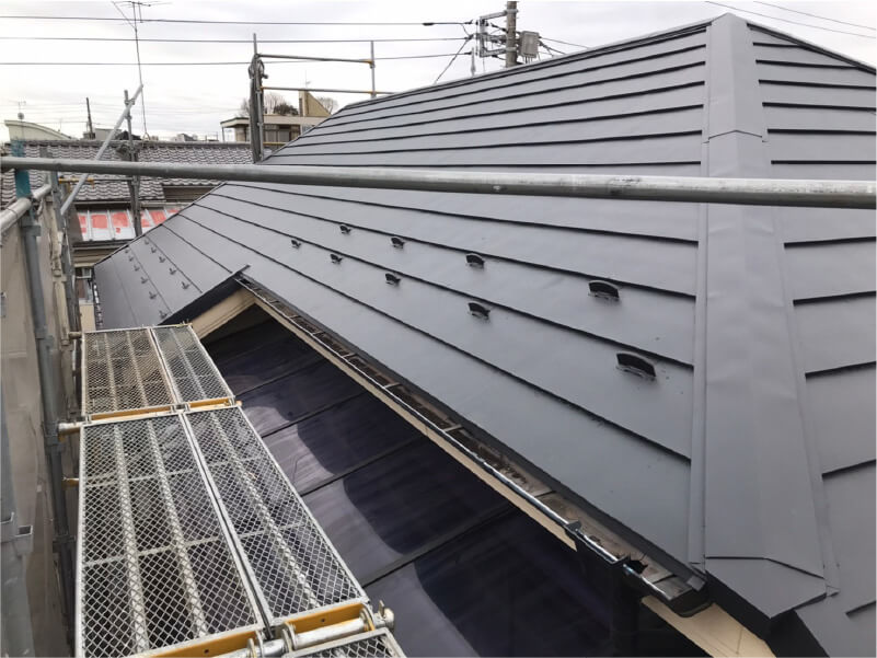調布市の屋根葺き替え工事のガルバリウム鋼板の棟板金の設置