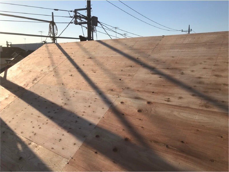 調布市の屋根葺き替え工事の野地板の設置