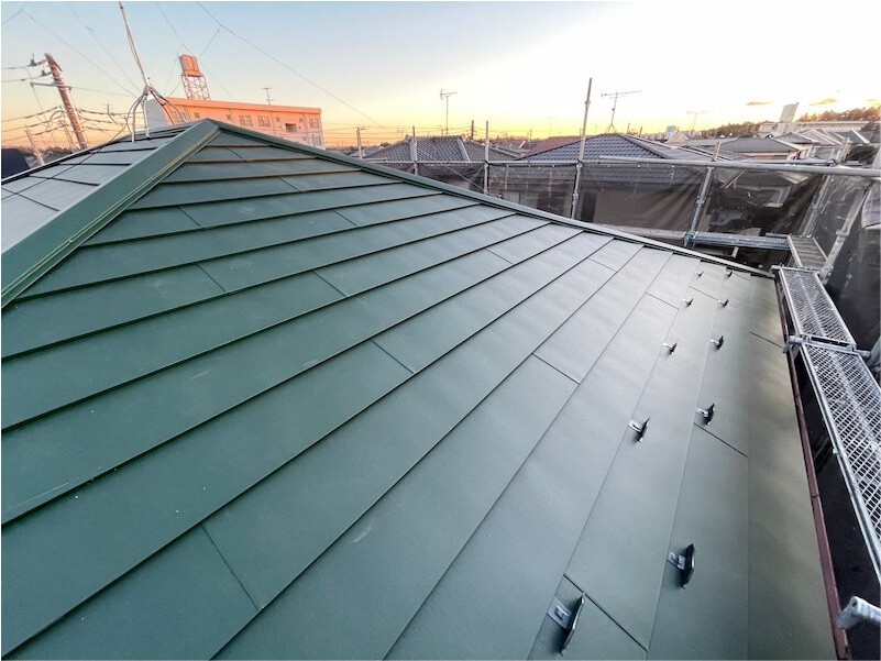 市原市の屋根葺き替え工事のガルバリウム鋼板の設置