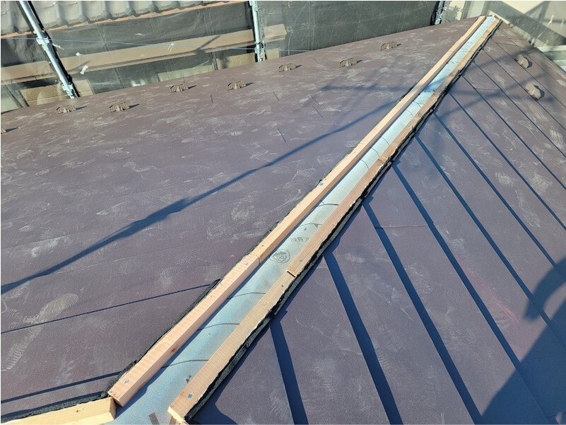 野田市の屋根葺き替え工事の既存のガルバリウム鋼板の設置