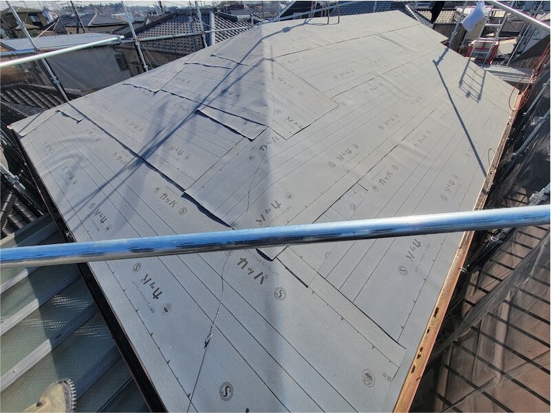 野田市の屋根葺き替え工事の既存の防水シートの設置