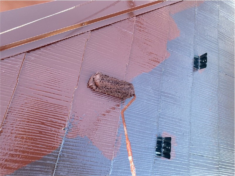 横浜市の屋根塗装の中塗り