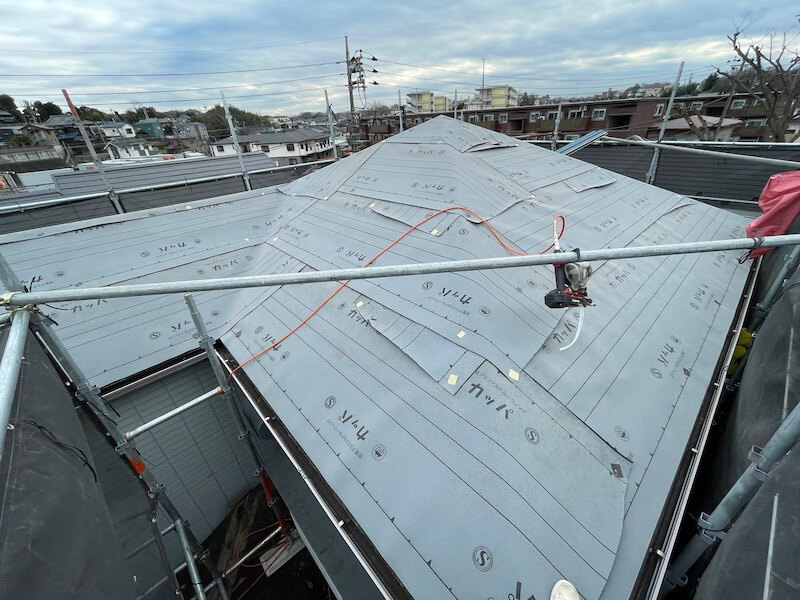 稲毛区の屋根リフォームの防水シートの設置