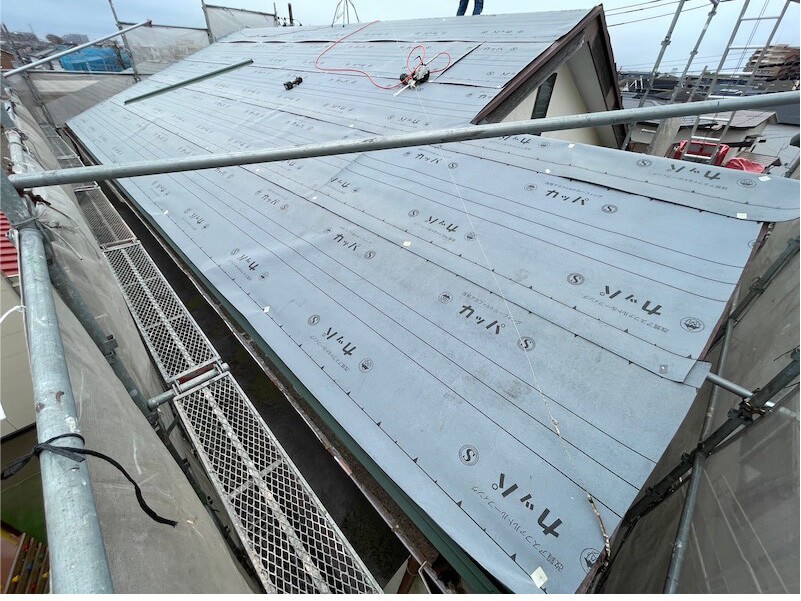 八千代市の屋根リフォームの防水シートの設置