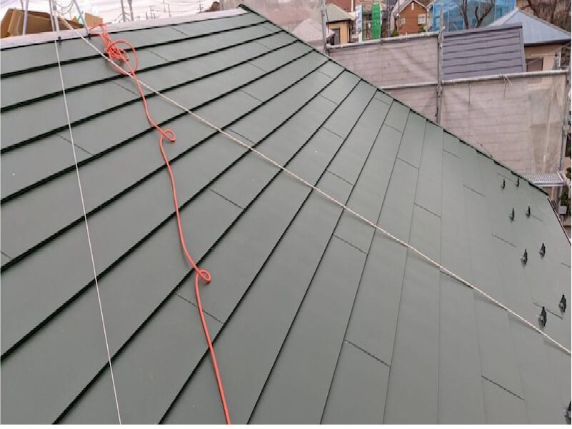 八千代市の屋根リフォームのガルバリウム鋼板の設置