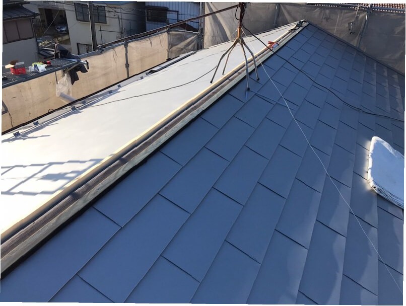 横浜市の屋根葺き替え工事のガルバリウム鋼板の設置