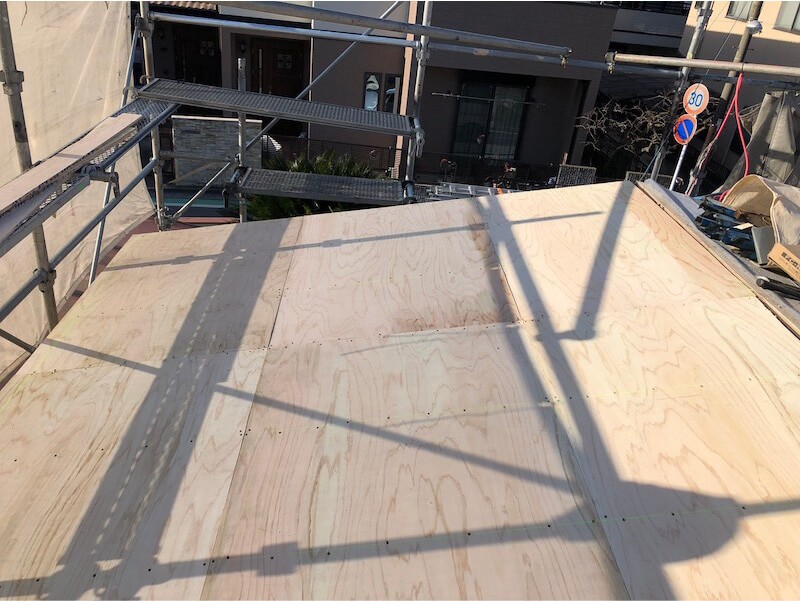 横浜市の下屋根の屋根葺き替え工事の野地板の設置