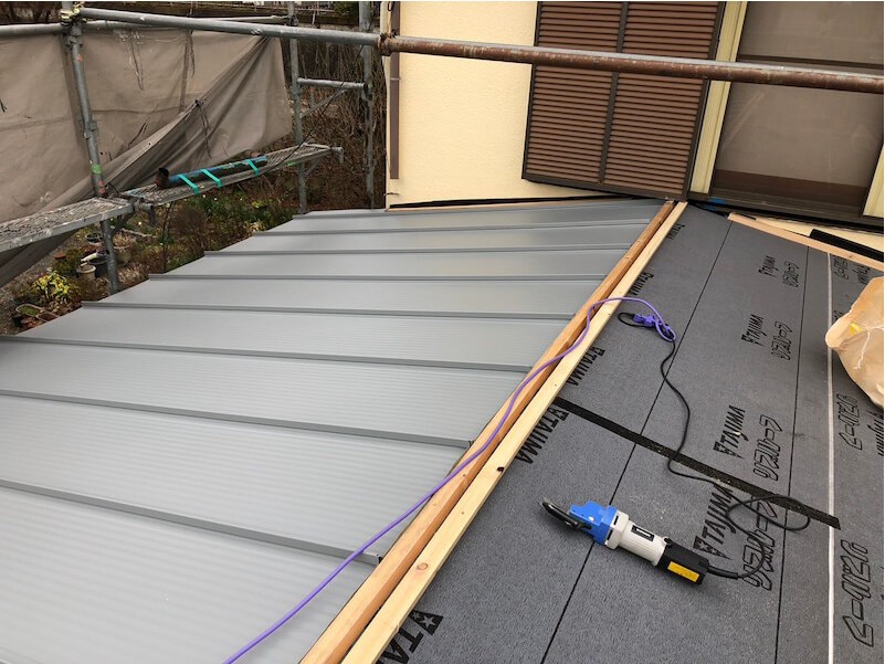 横浜市の下屋根の屋根葺き替え工事のガルバリウム鋼板の設置