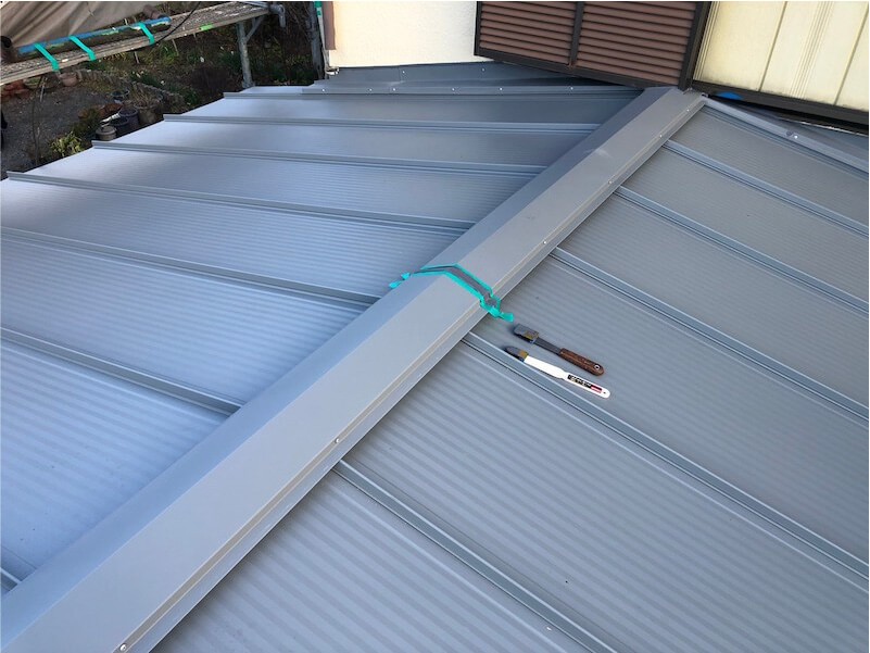 横浜市の下屋根の屋根葺き替え工事のガルバリウム鋼板の施工後の様子