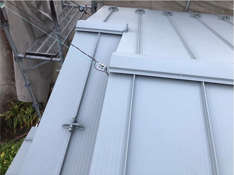 横浜市の下屋根の屋根葺き替え工事のガルバリウム鋼板の施工後の様子