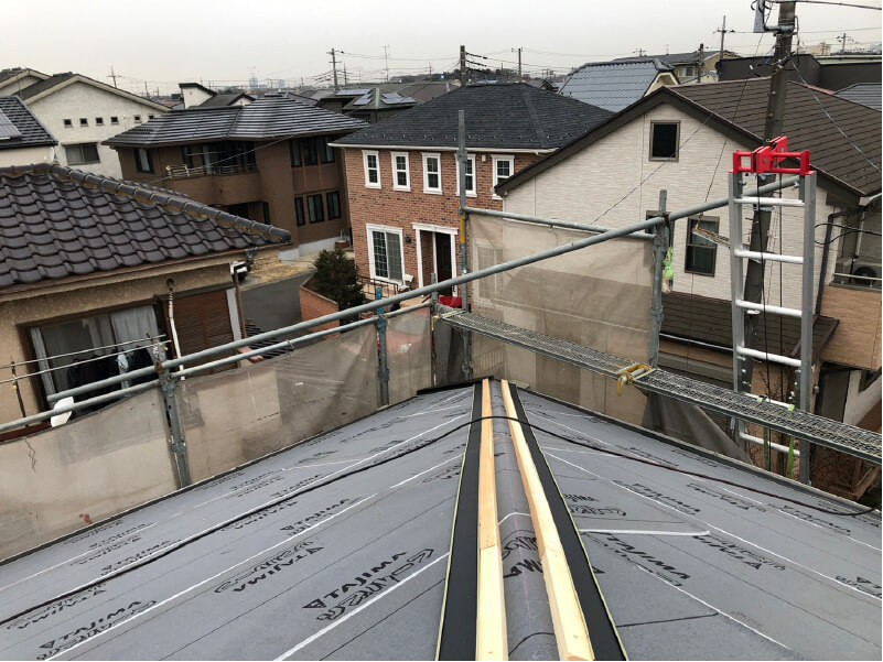 千葉市花見川区の屋根葺き替え工事の防水シートの設置
