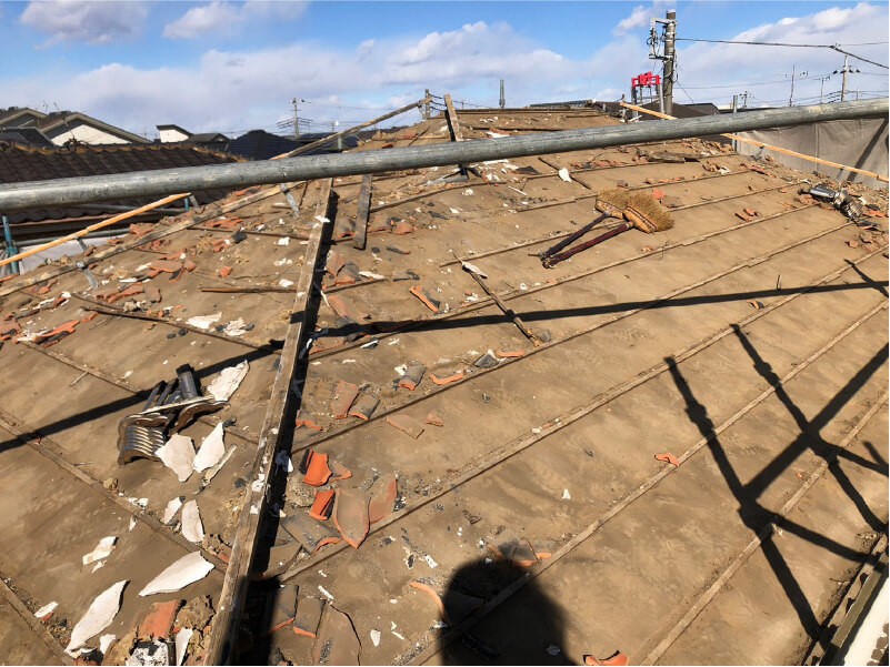 千葉市花見川区の屋根葺き替え工事の施工前の瓦の撤去
