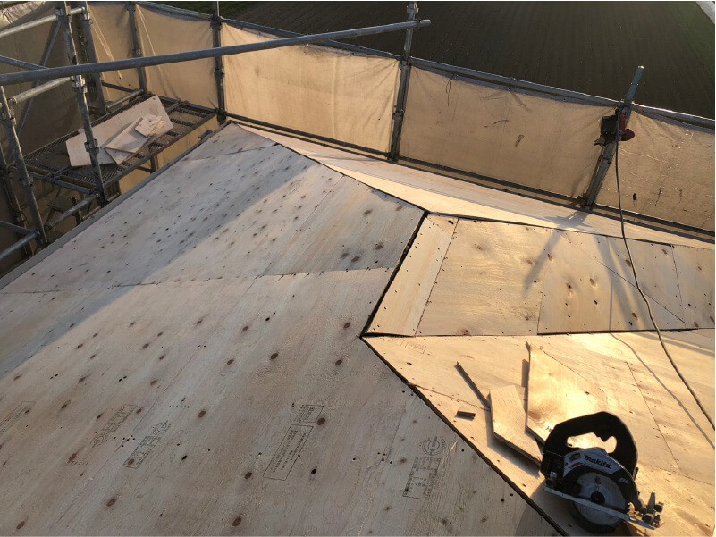 千葉市花見川区の屋根葺き替え工事の野地板の設置