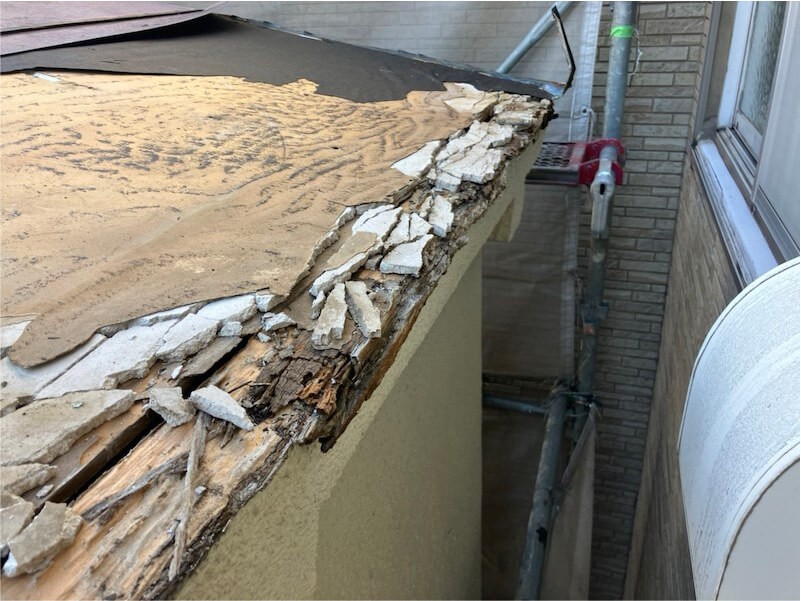 江東区の屋根葺き替え工事の既存の屋根材の撤去