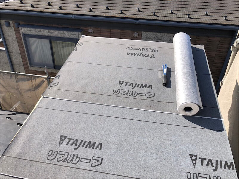 江東区の屋根葺き替え工事の防水シートの設置