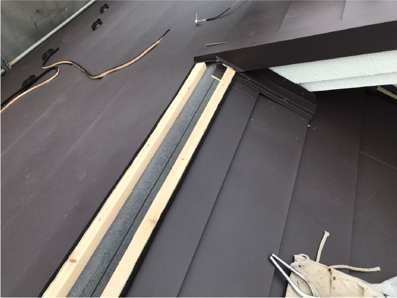 川口市の屋根リフォームのガルバリウム鋼板の設置