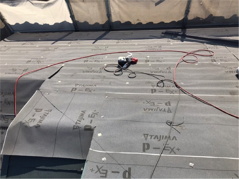 川口市の屋根リフォームの防水シートの設置