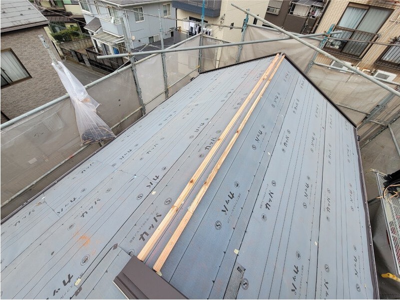 松戸市の屋根カバー工法の棟下地の設置