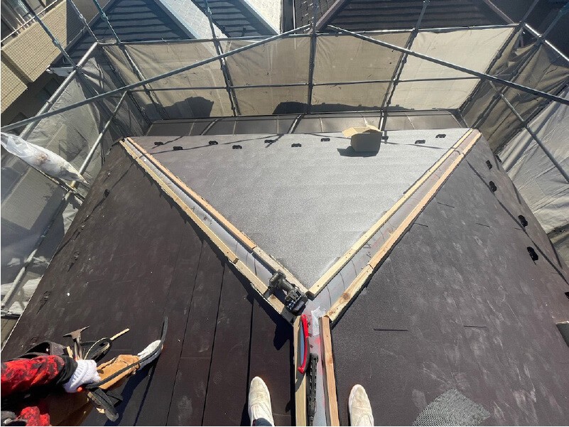 松戸市の屋根カバー工法のガルバリウム鋼板の設置