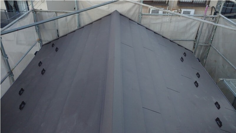 松戸市の屋根カバー工法のガルバリウム鋼板の設置