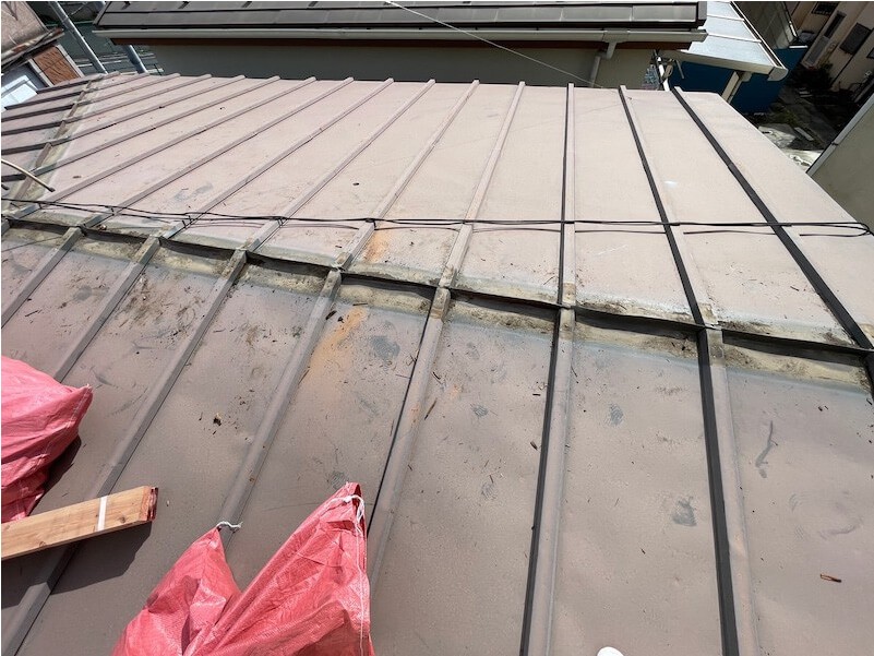 荒川区の屋根修理の棟板金の撤去