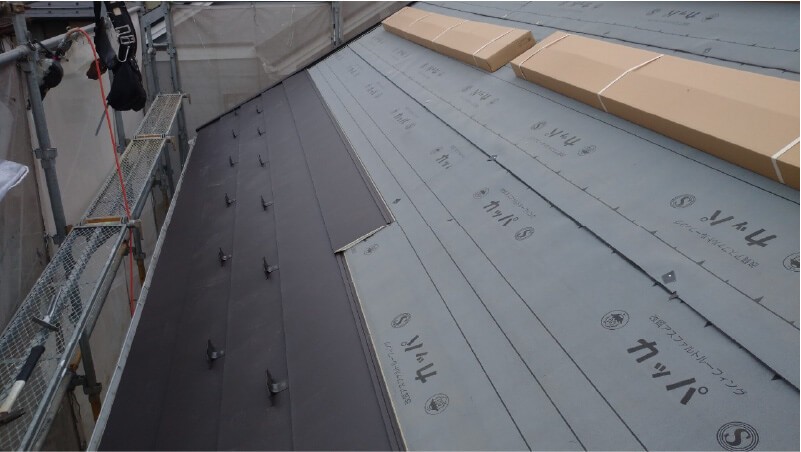 松戸市の屋根リフォームのガルバリウム鋼板の設置