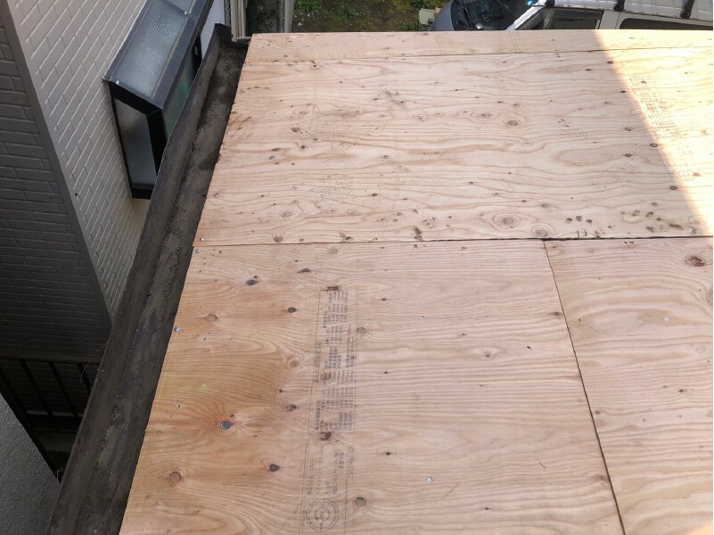 足立区の屋根葺き替え工事の既存の野地板の設置