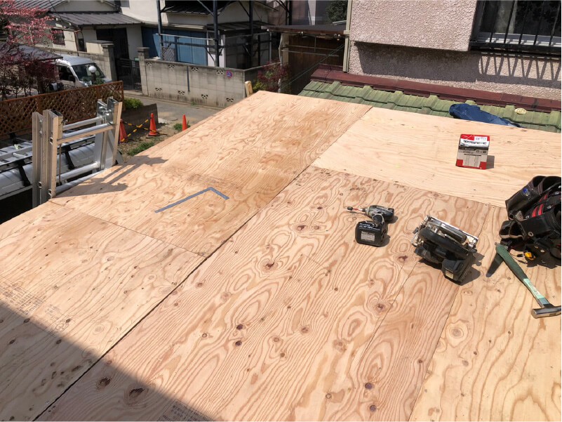 足立区の屋根葺き替え工事の既存の野地板の設置