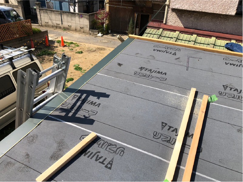足立区の屋根葺き替え工事の既存の防水シートの設置
