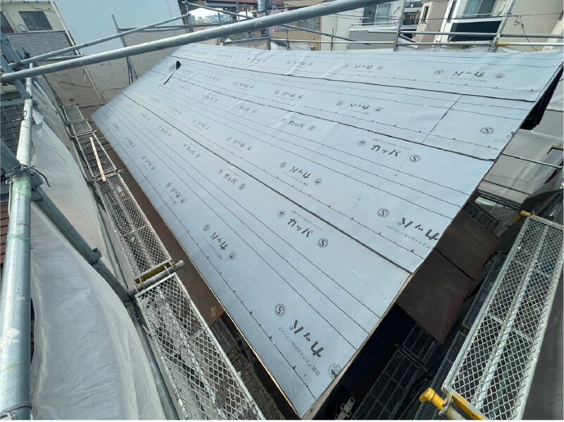 葛飾区の屋根葺き替え工事の防水シートの設置