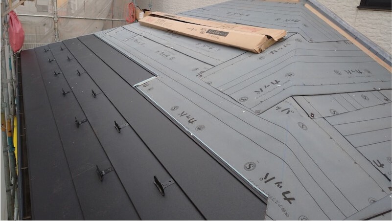 君津市の屋根リフォームのガルバリウム鋼板の設置