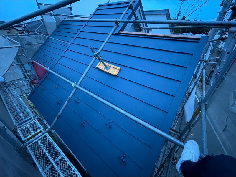 船橋市の屋根葺き替え工事のガルバリウム鋼板の設置