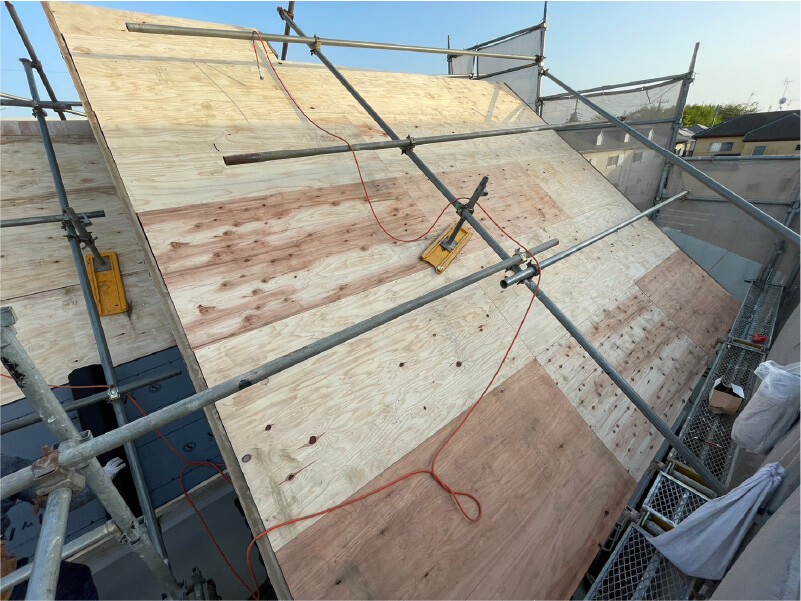船橋市の屋根葺き替え工事の既存の野地板の設置