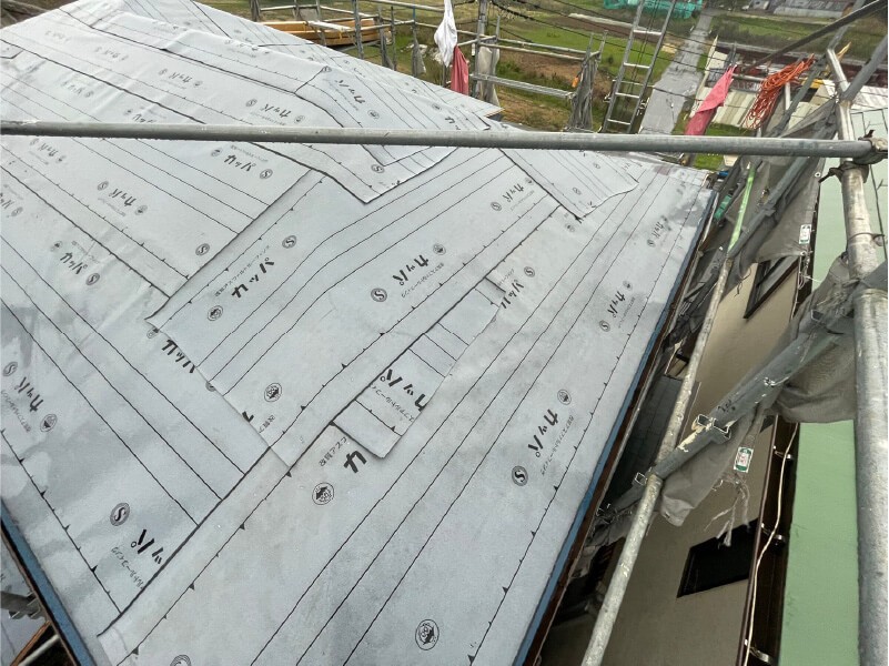 柏市の屋根葺き替え工事の防水シートの設置