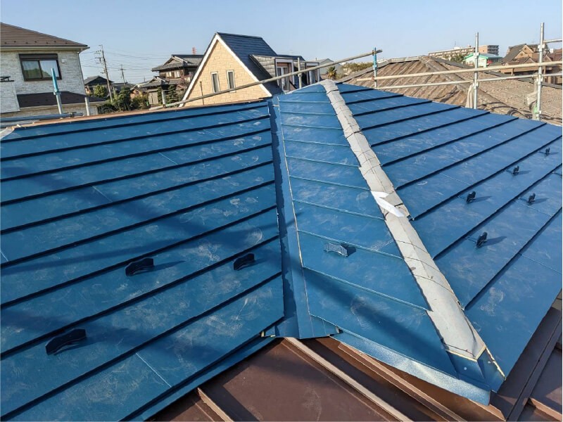 柏市の屋根葺き替え工事のガルバリウム鋼板の設置