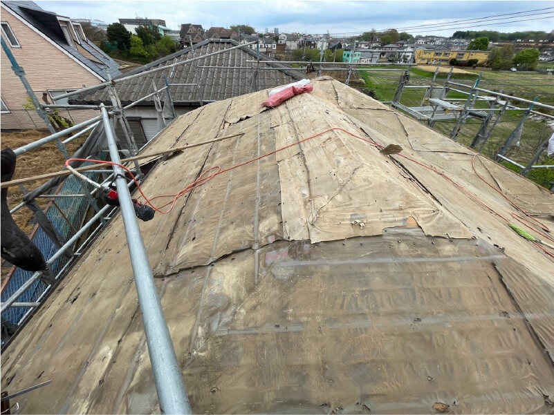 柏市の屋根葺き替え工事の既存の屋根材の撤去
