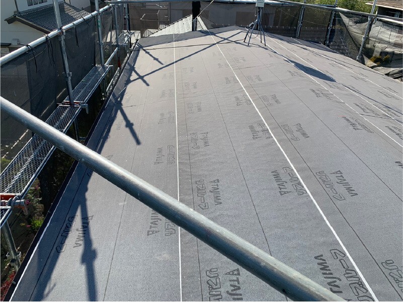 利根町の屋根葺き替え工事の防水シートの設置