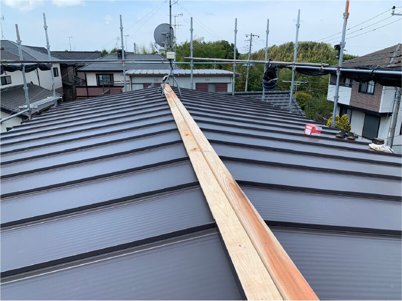 利根町の屋根葺き替え工事のガルバリウム鋼板の設置