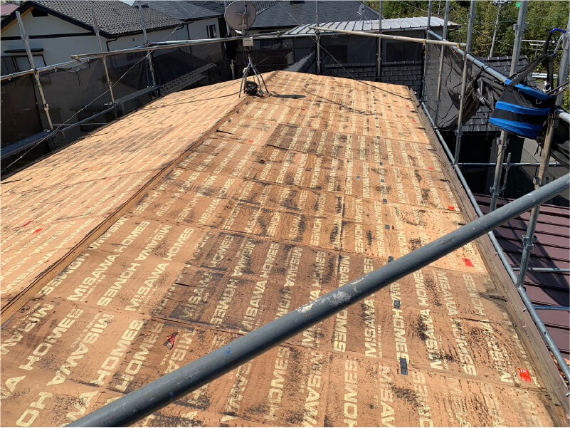 利根町の屋根葺き替え工事の既存屋根材の撤去