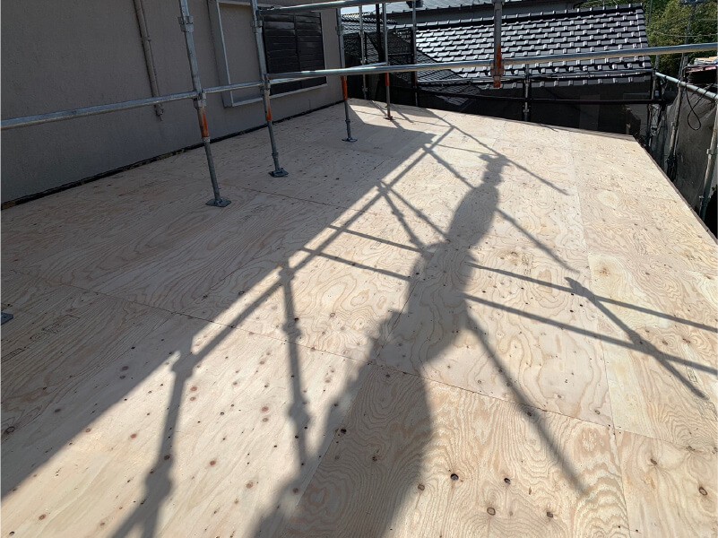 利根町の屋根葺き替え工事の野地板の設置