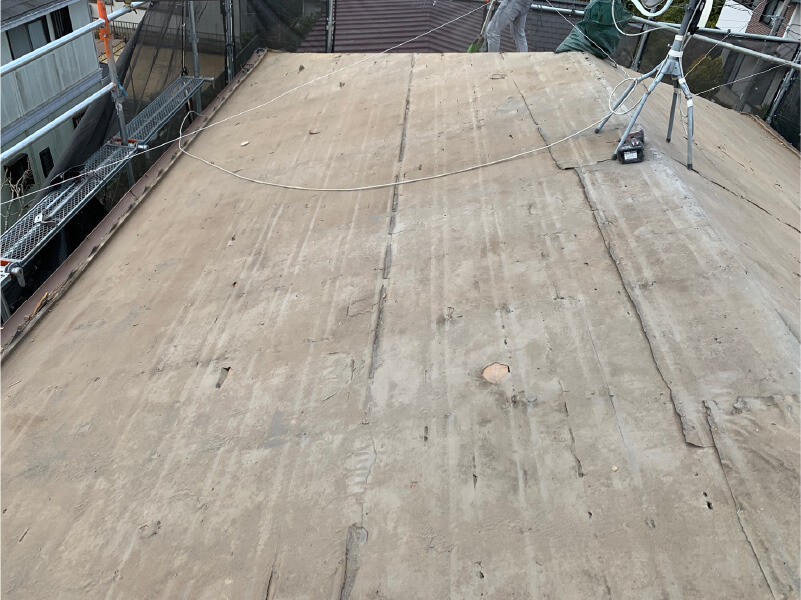 利根町の屋根葺き替え工事の既存の屋根材の撤去