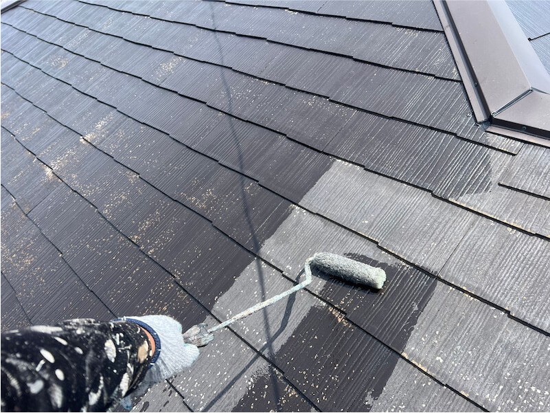 富士見市の屋根塗装工事の中塗り