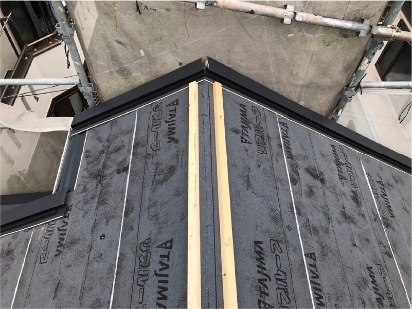 小平市の屋根リフォームの防水シートの設置