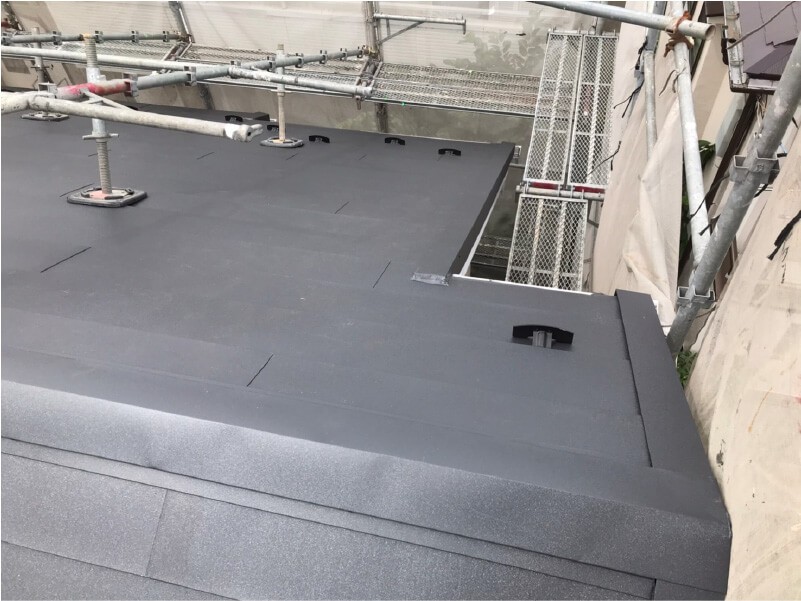 小平市の屋根リフォームのガルバリウム鋼板の設置