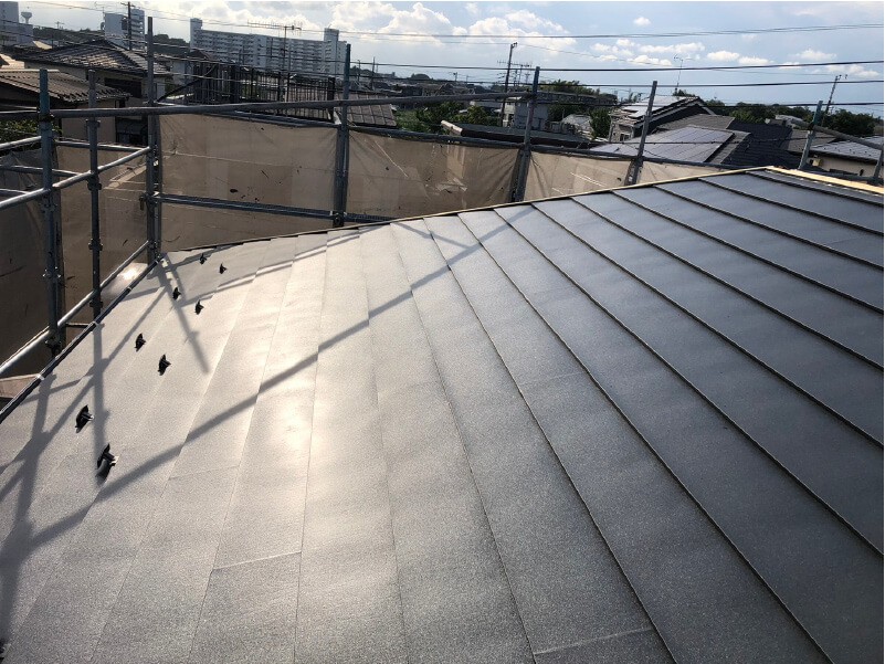 横浜市の屋根カバー工法のガルバリウム鋼板の施工後の様子