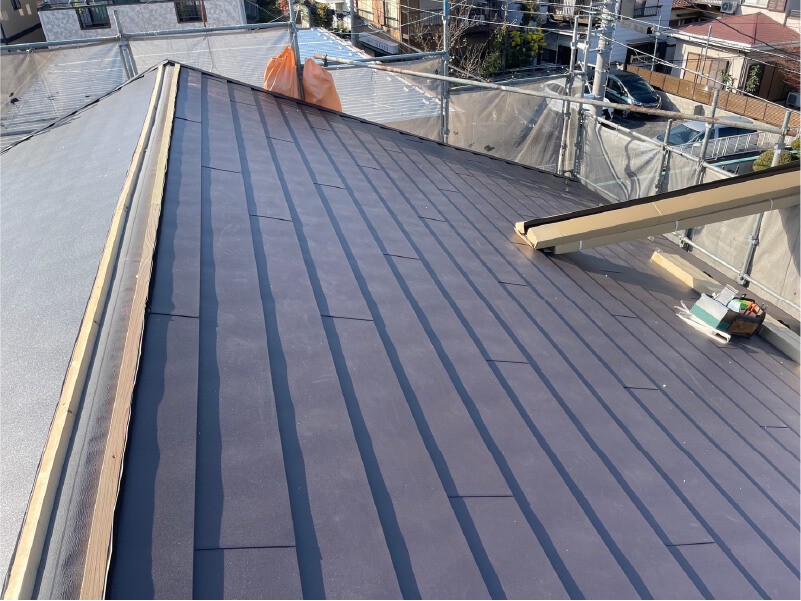 市川市の屋根葺き替え工事のガルバリウム鋼板の施工