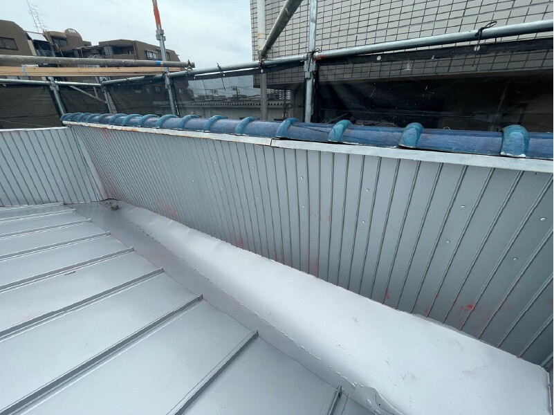 船橋市の屋根葺き替え工事の防水シートの施工後の様子