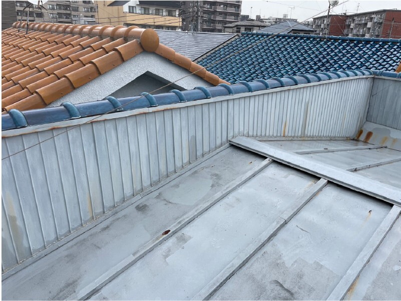 船橋市の屋根葺き替え工事の施工前の様子