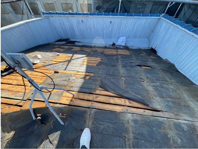 船橋市の屋根葺き替え工事の既存の屋根材の撤去