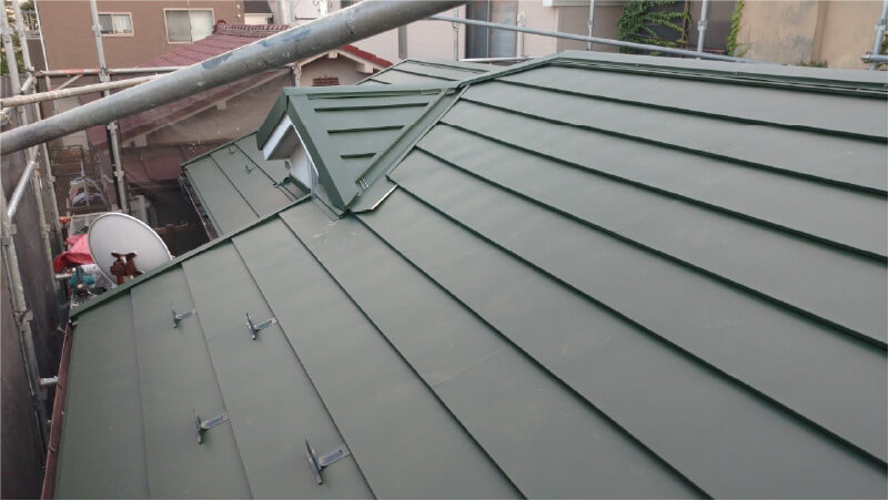 板橋区の屋根葺き替え工事のガルバリウム鋼板の設置
